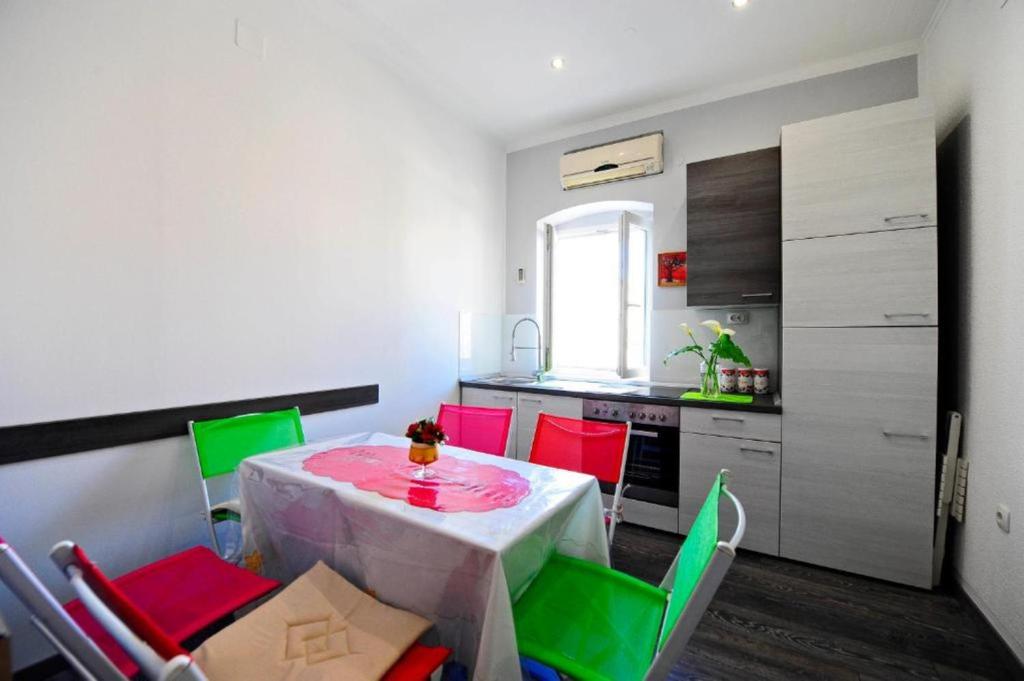 cocina con mesa y sillas verdes en A2 - apartment in the very heart of Split en Split