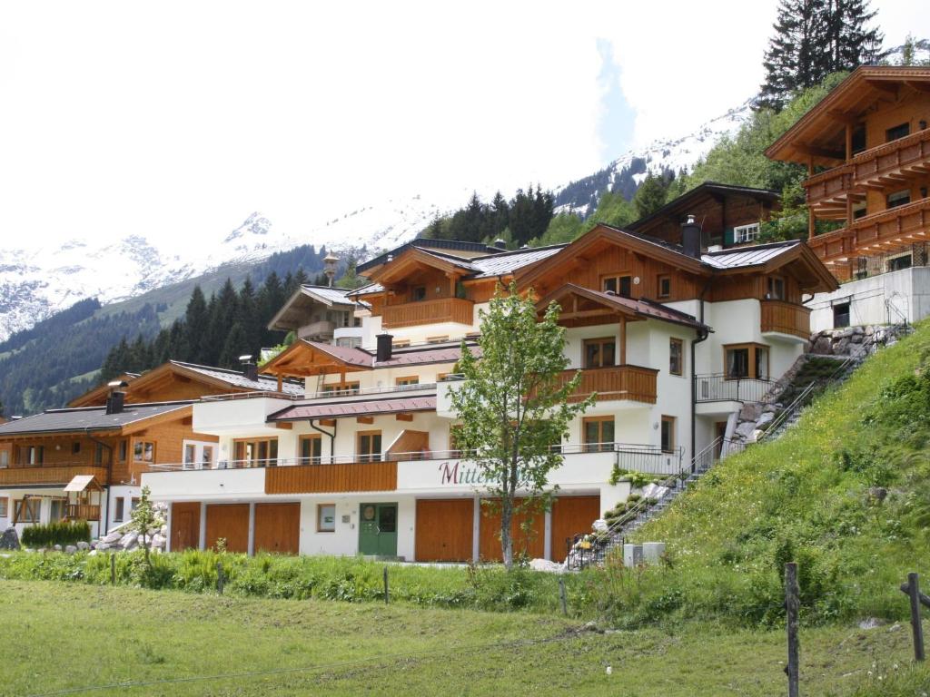 grupa budynków na wzgórzu z drzewem w obiekcie Chalet apartment in Saalbach-Hinterglemm w Saalbach Hinterglemm