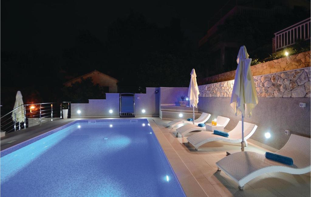 Bazén v ubytování Two-Bedroom Apartment In Prigradica nebo v jeho okolí