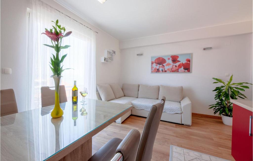 Posezení v ubytování Two-Bedroom Apartment In Prigradica