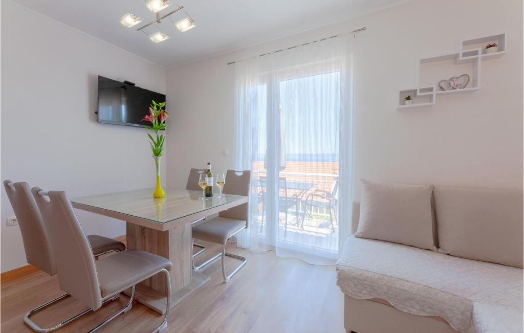 TV a/nebo společenská místnost v ubytování Two-Bedroom Apartment In Prigradica