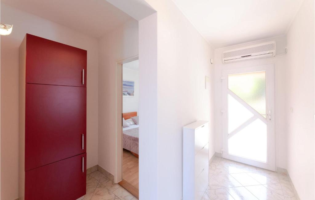 Postel nebo postele na pokoji v ubytování Two-Bedroom Apartment In Prigradica
