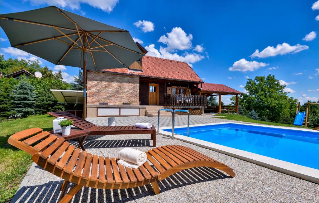 Bazén v ubytovaní 3 Bedroom Lovely Home In Hrnjanec alebo v jeho blízkosti