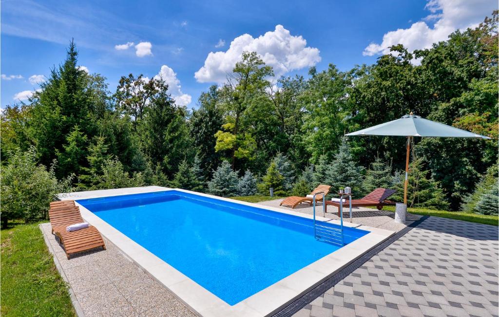 Bazén v ubytovaní 3 Bedroom Lovely Home In Hrnjanec alebo v jeho blízkosti