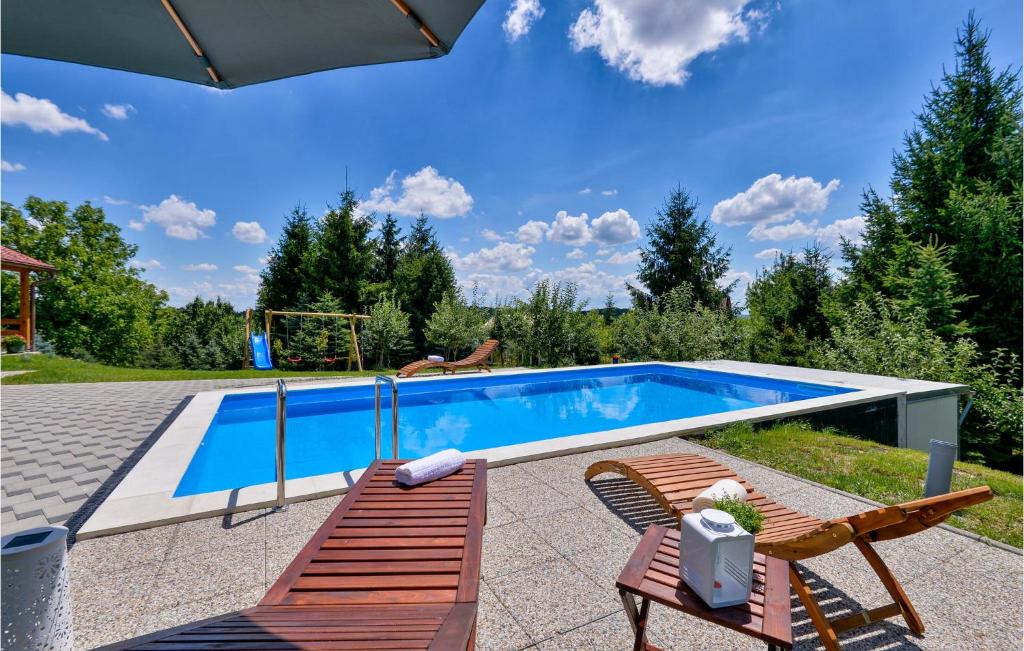 Bazén v ubytovaní 3 Bedroom Lovely Home In Hrnjanec alebo v jeho blízkosti