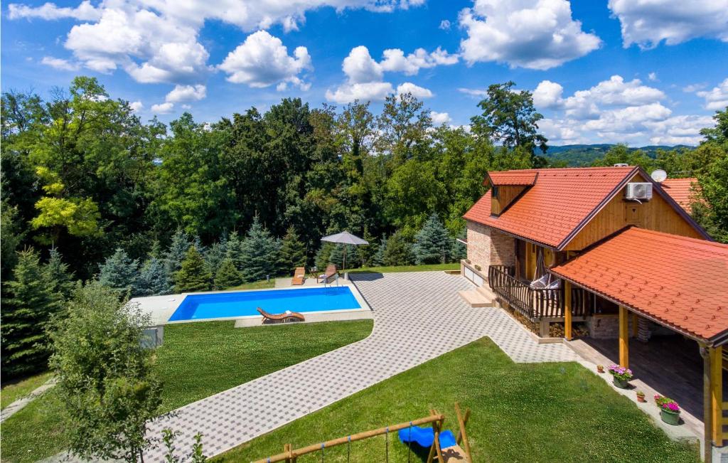 Bazén v ubytovaní 3 Bedroom Lovely Home In Hrnjanec alebo v jeho blízkosti
