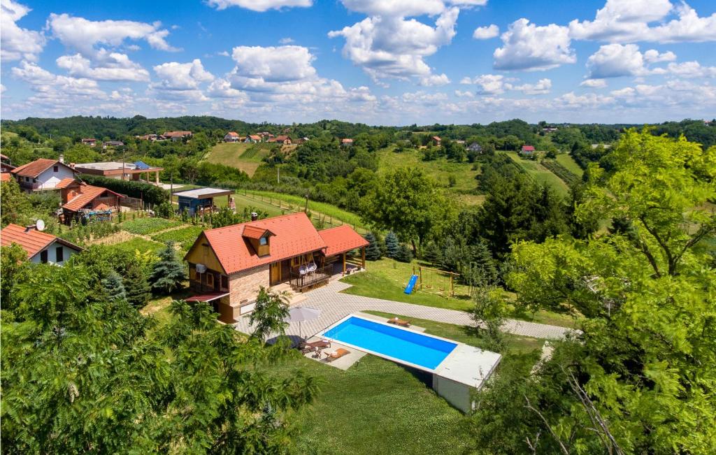 Bazén v ubytovaní 3 Bedroom Lovely Home In Hrnjanec alebo v jeho blízkosti