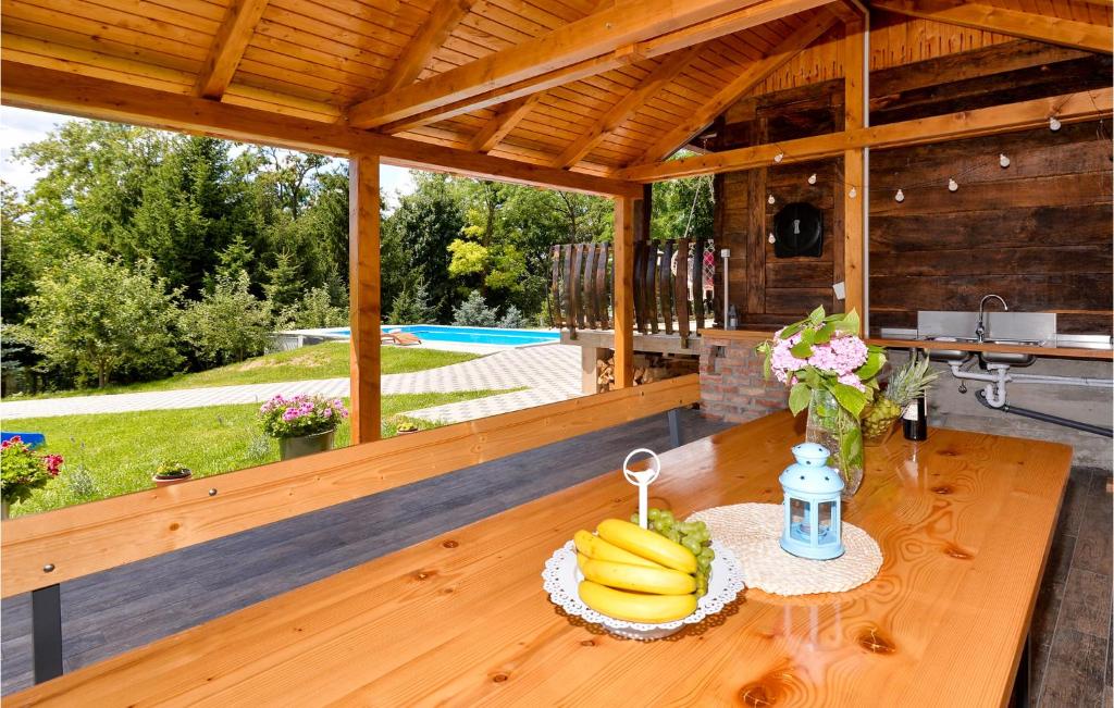 Bazén v ubytovaní 3 Bedroom Lovely Home In Hrnjanec alebo v jeho blízkosti