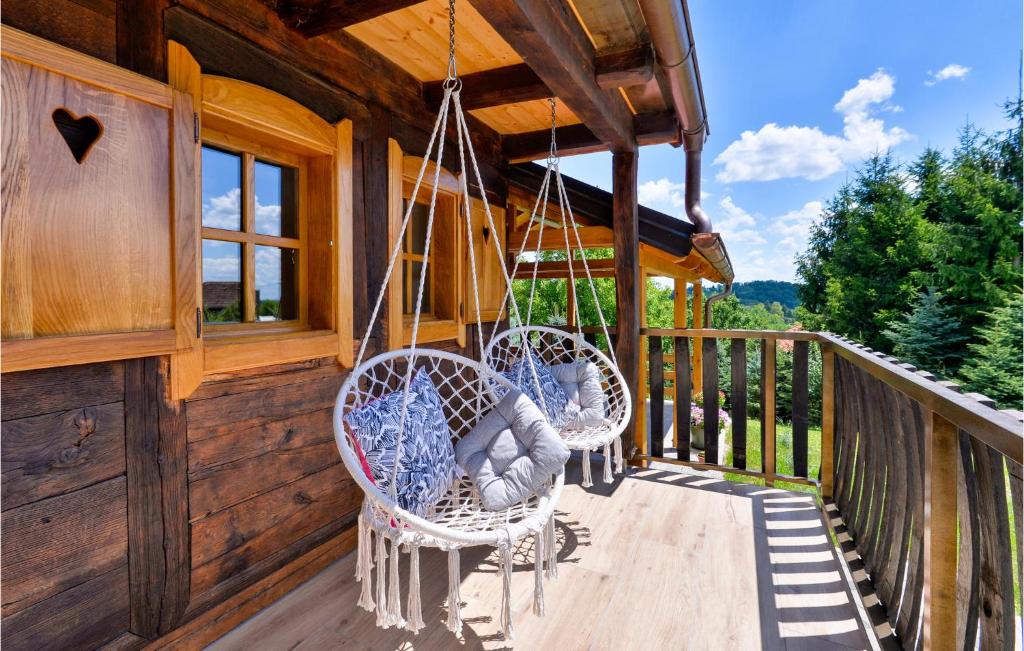 Balkón alebo terasa v ubytovaní 3 Bedroom Lovely Home In Hrnjanec