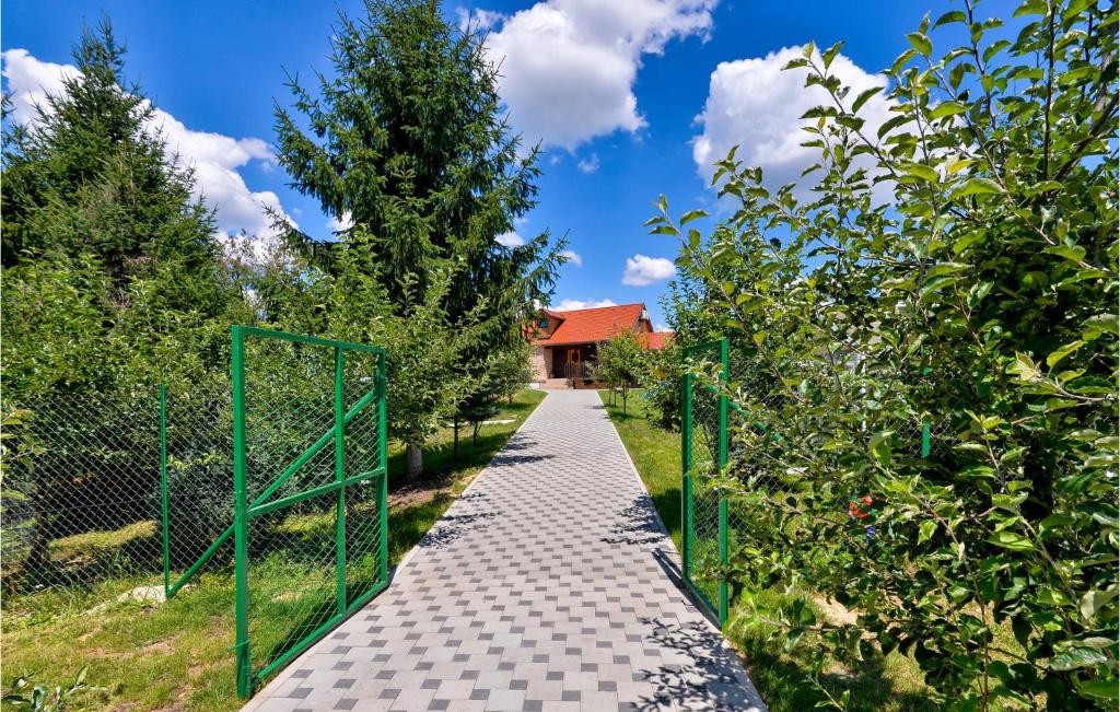 Vonkajšia záhrada v ubytovaní 3 Bedroom Lovely Home In Hrnjanec