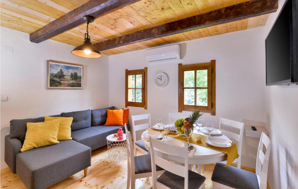 Posedenie v ubytovaní 3 Bedroom Lovely Home In Hrnjanec