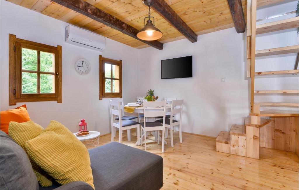 Posedenie v ubytovaní 3 Bedroom Lovely Home In Hrnjanec