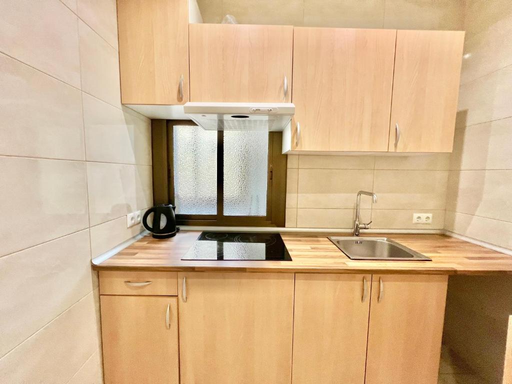 Kuchyňa alebo kuchynka v ubytovaní Comfortable renovated flat, WiFi!
