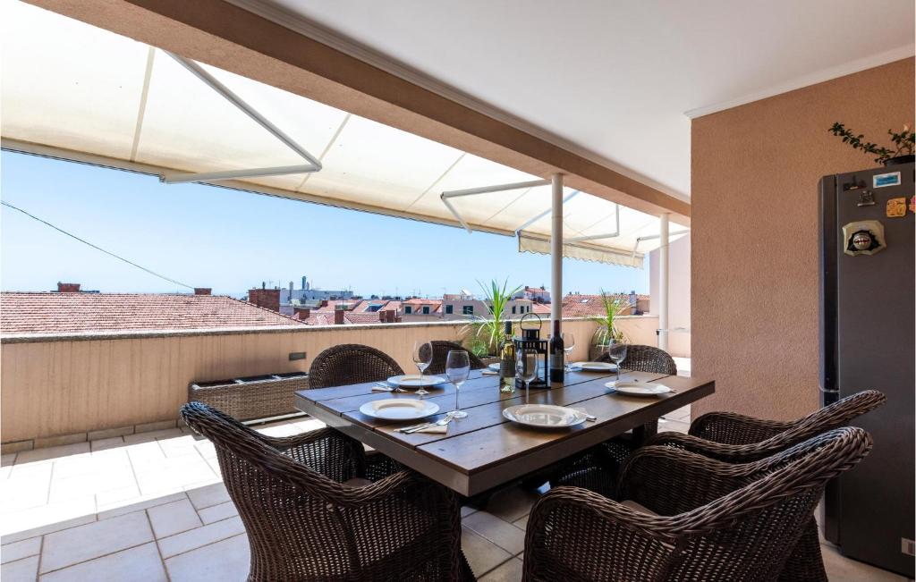 3 Bedroom Nice Apartment In Split