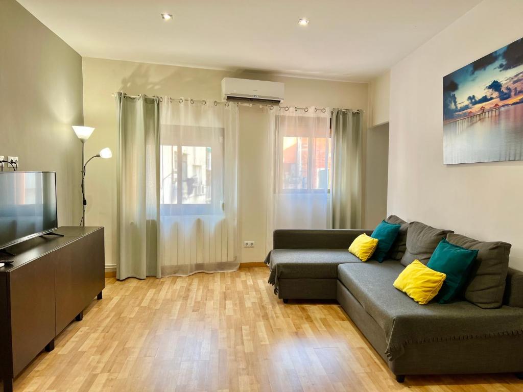Televízia a/alebo spoločenská miestnosť v ubytovaní Comfortable renovated flat, WiFi!