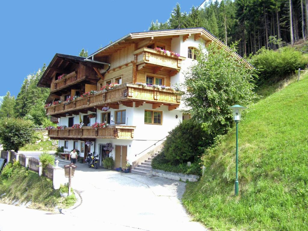 un grand bâtiment avec des balcons en bois sur une colline dans l'établissement Apartment in child friendly surroundings, à Rohrberg