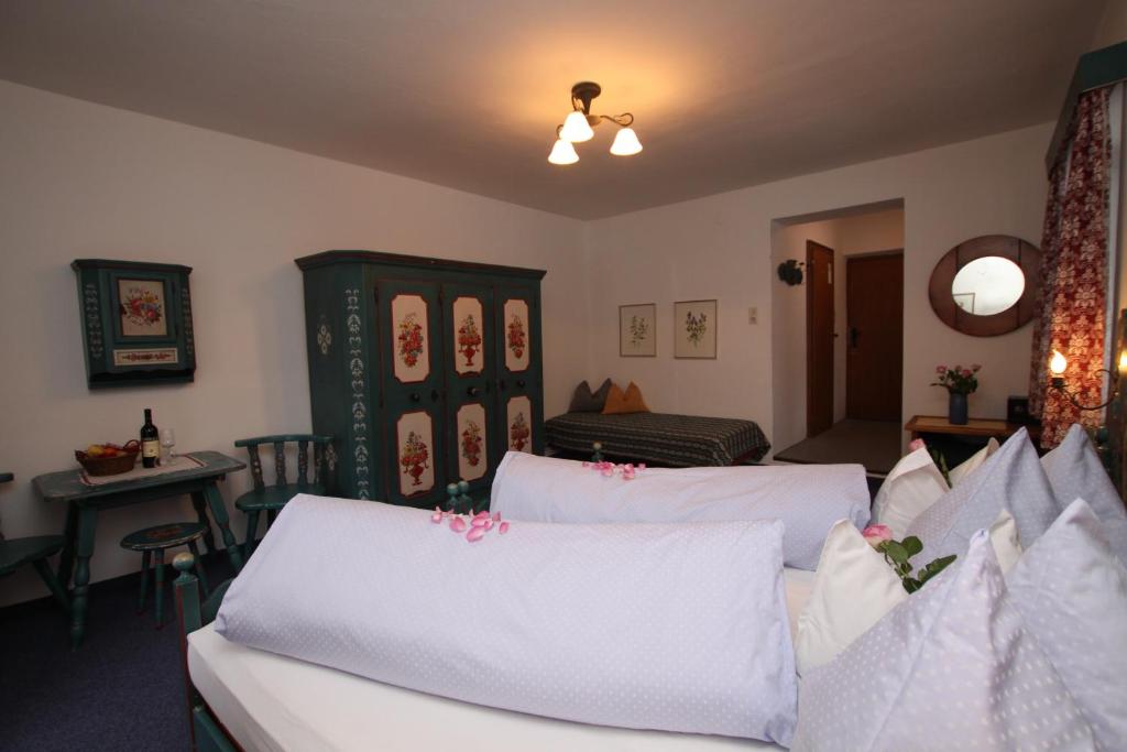 Postel nebo postele na pokoji v ubytování Gasthof zur Mühle