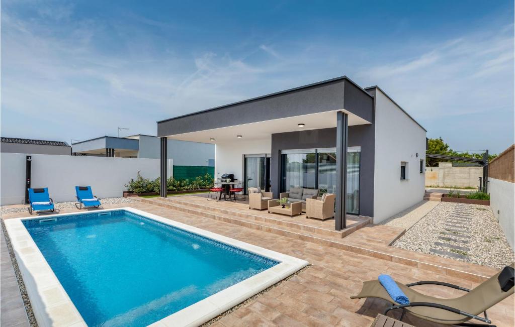 Bazén v ubytovaní Amazing Home In Peroj With Wifi alebo v jeho blízkosti