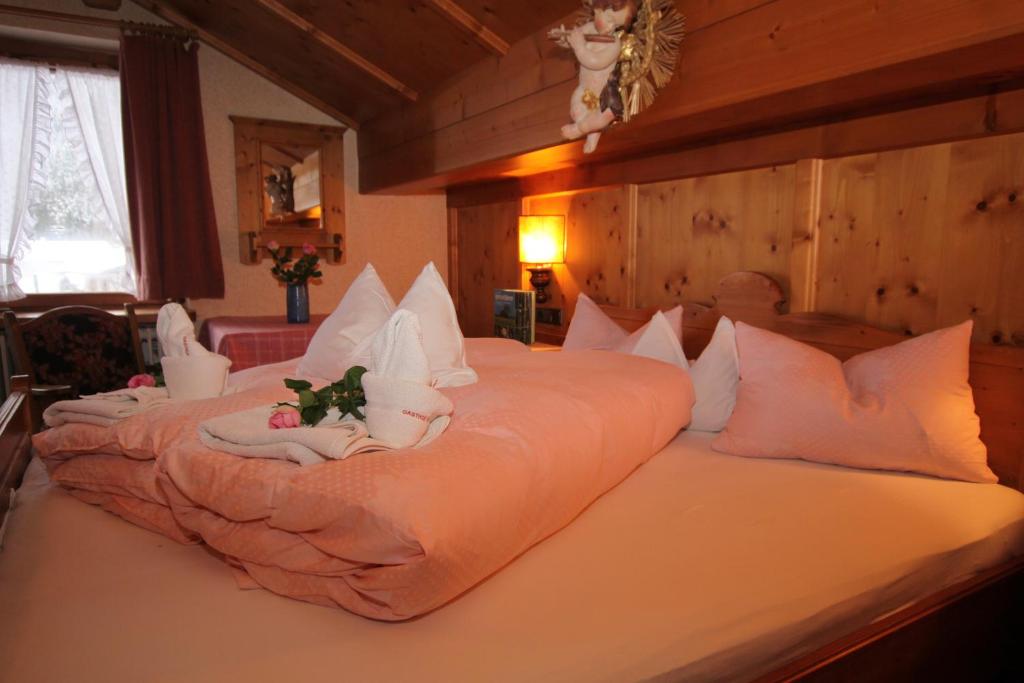 Postel nebo postele na pokoji v ubytování Gasthof zur Mühle