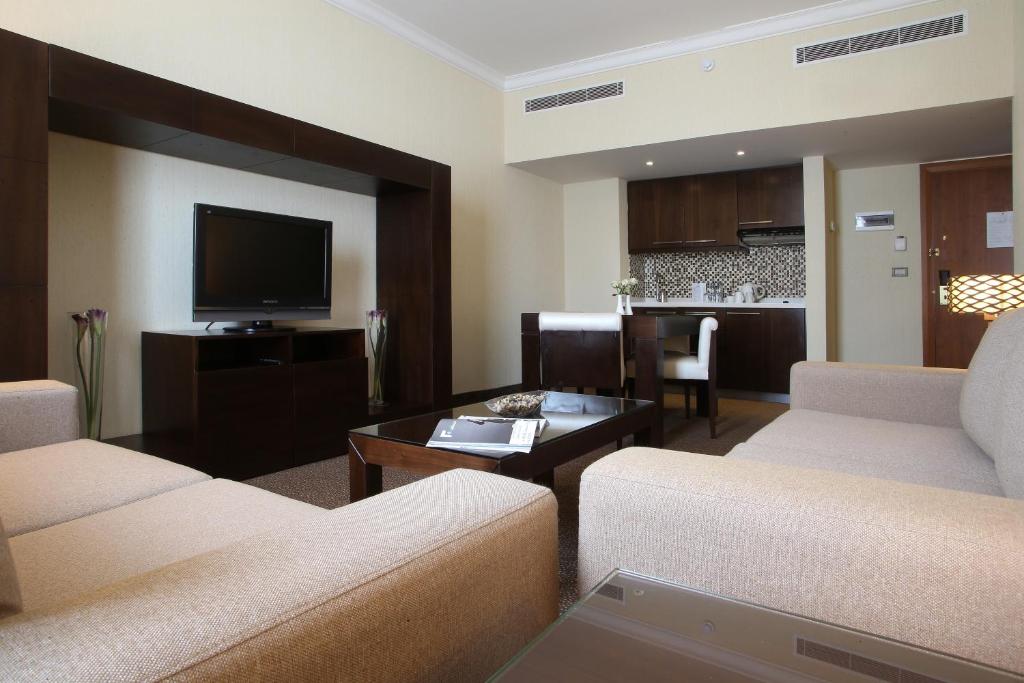 TV a/nebo společenská místnost v ubytování Lancaster Raouche Hotel