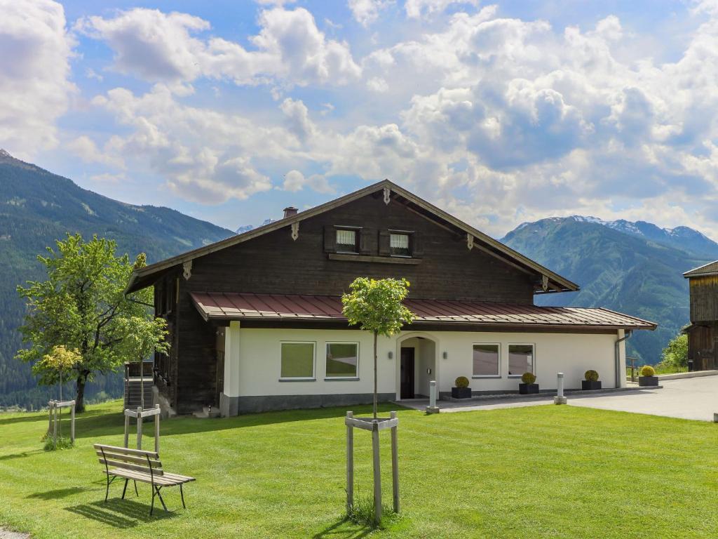 una casa con un patio con una silla delante en Rustic country house in Mittersill near ski area, en Mittersill