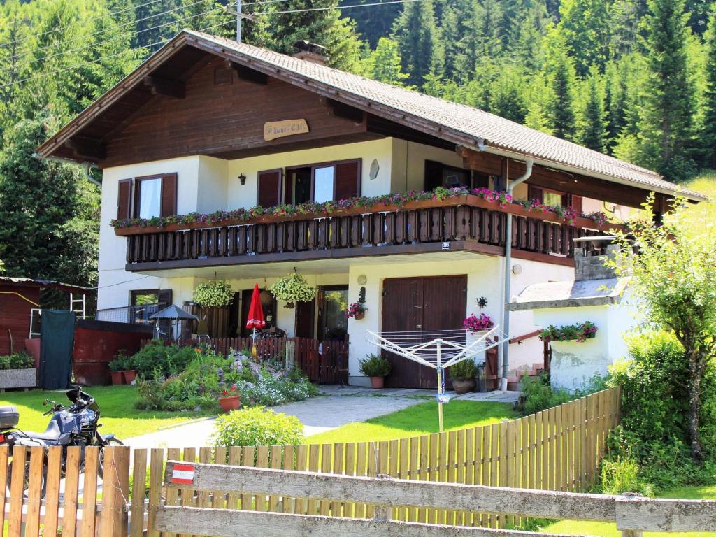 uma casa com uma cerca em frente em Holiday apartment in Ferlach near Woerthersee em Oreinschnak