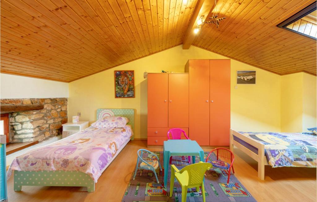 Łóżko lub łóżka w pokoju w obiekcie 3 Bedroom Beautiful Home In Labin