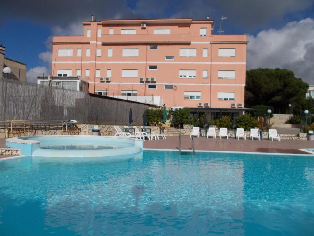 een groot zwembad voor een gebouw bij Hotel Maremonti in Vico del Gargano