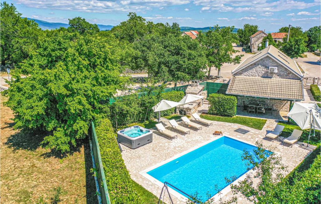 een uitzicht op een zwembad en een huis bij Lovely Home In Glavina Gornja With Private Swimming Pool, Can Be Inside Or Outside in Gornja Glavina