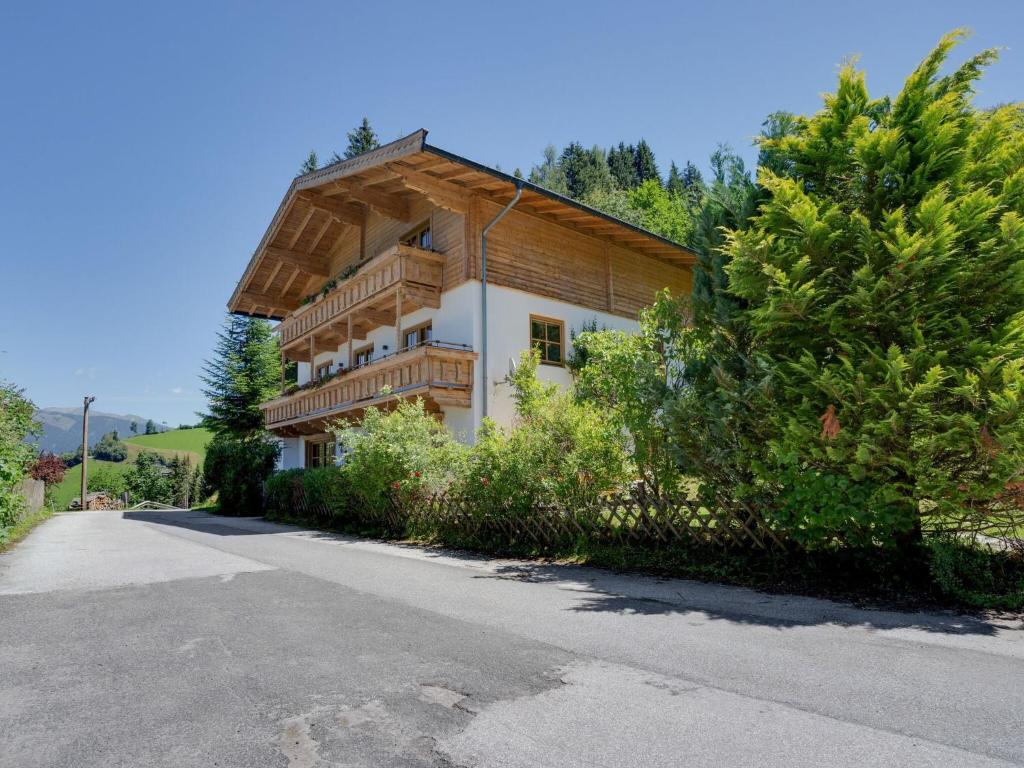 ein Haus am Straßenrand in der Unterkunft Chalet in Hollersbach Salzburg near ski area in Hollersbach im Pinzgau