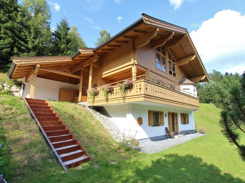 ein Haus mit Balkon auf einem Hügel in der Unterkunft Chalet in Saalbach Hinterglemm in ski area in Viehhofen