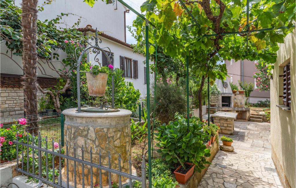 Zahrada ubytování 2 Bedroom Stunning Apartment In Rovinj