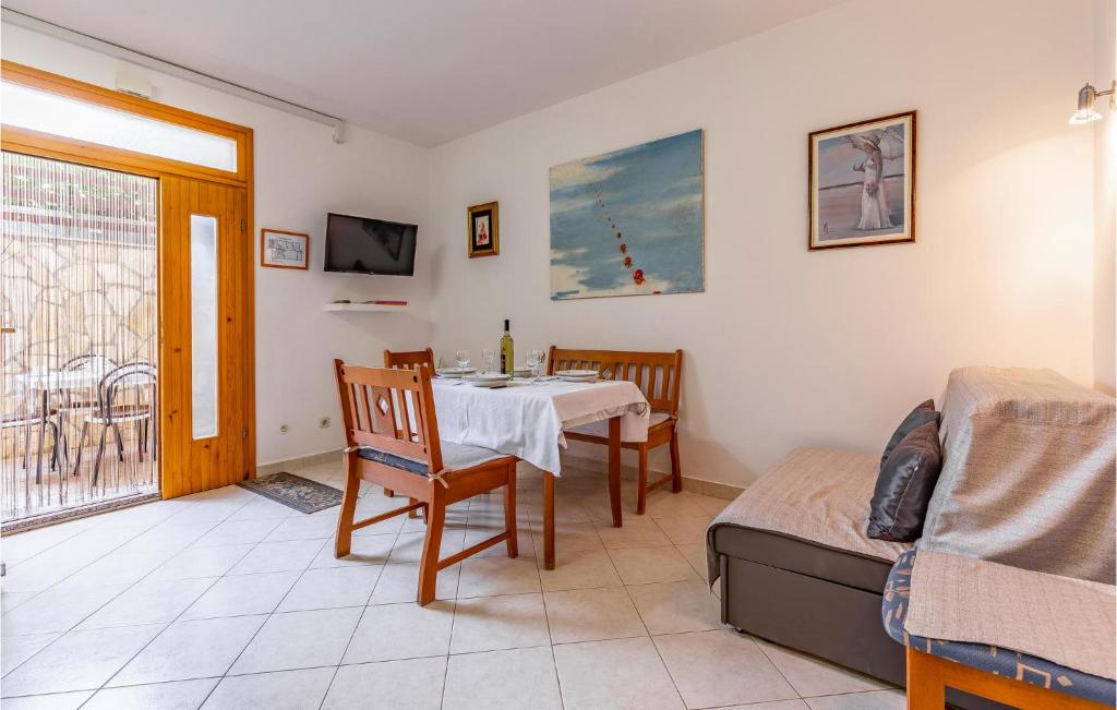 Posezení v ubytování 2 Bedroom Stunning Apartment In Rovinj