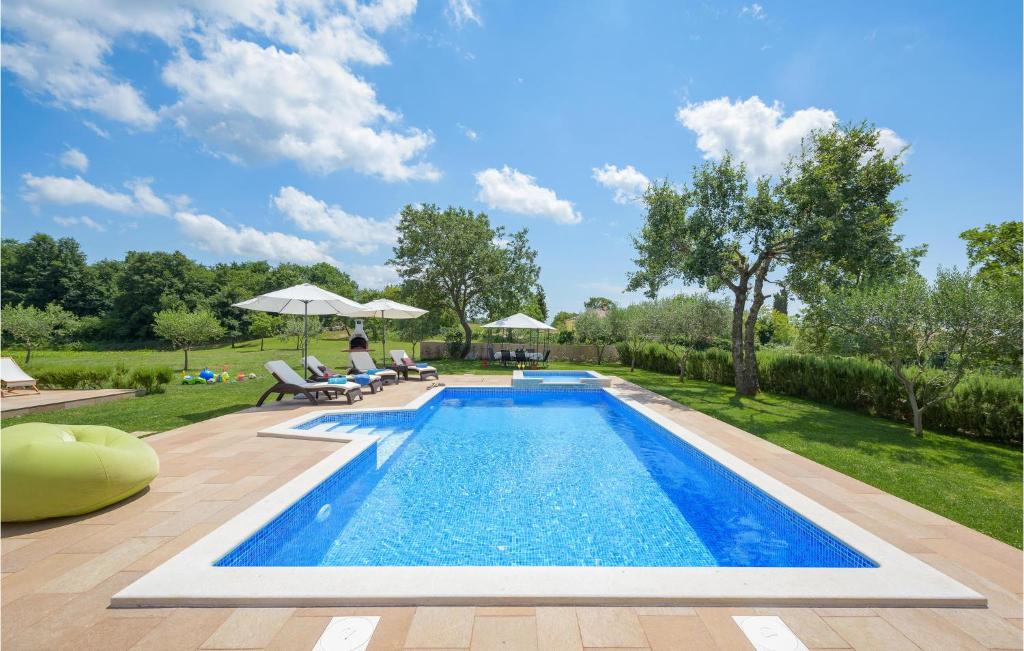 Basen w obiekcie Two-Bedroom Holiday Home In Tinjan lub w pobliżu