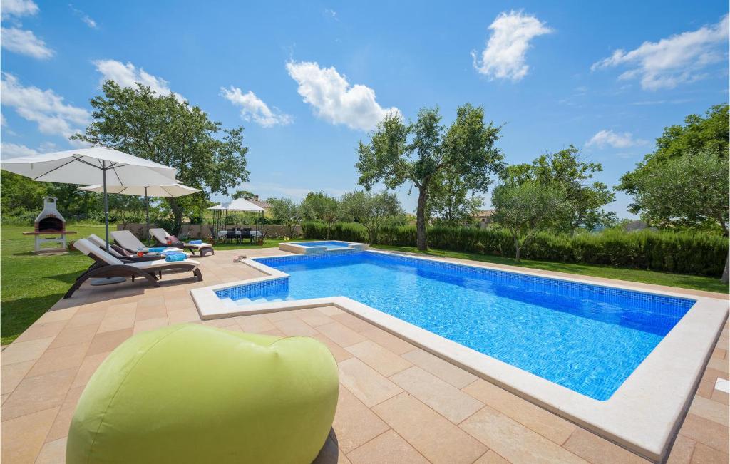 Basen w obiekcie Two-Bedroom Holiday Home In Tinjan lub w pobliżu