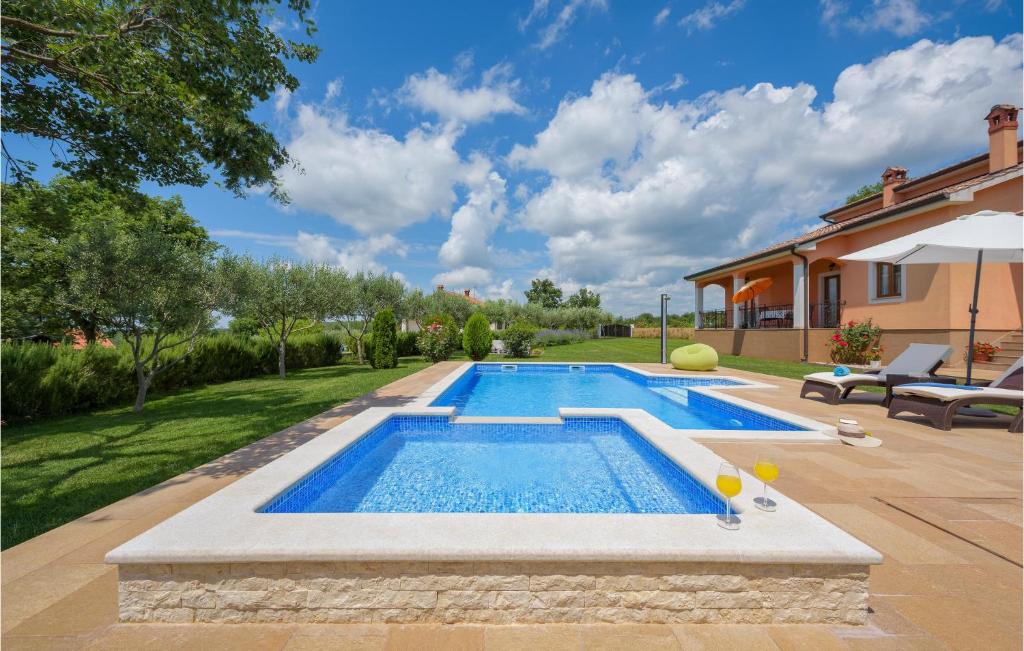 Basen w obiekcie Two-Bedroom Holiday Home In Tinjan lub w pobliżu