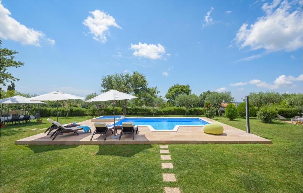 Basen w obiekcie Two-Bedroom Holiday Home In Tinjan lub w pobliżu