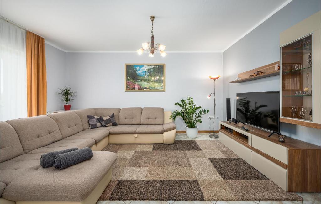 Telewizja i/lub zestaw kina domowego w obiekcie Two-Bedroom Holiday Home In Tinjan