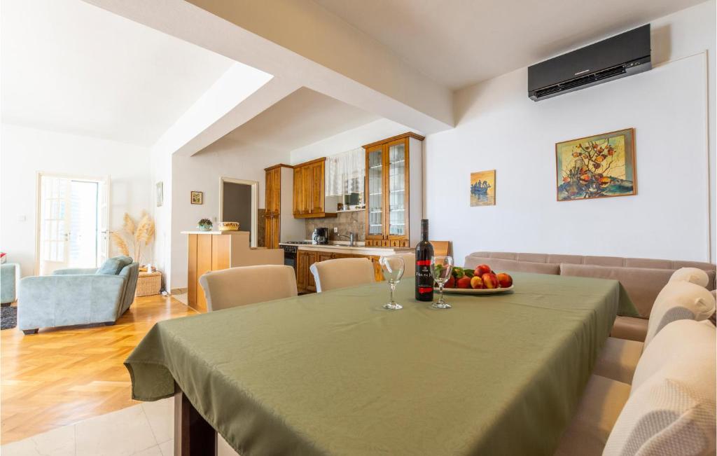 TV a/nebo společenská místnost v ubytování Holiday Home Podstrana 5