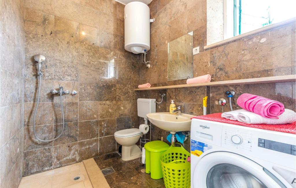 Koupelna v ubytování Holiday Home Podstrana 5