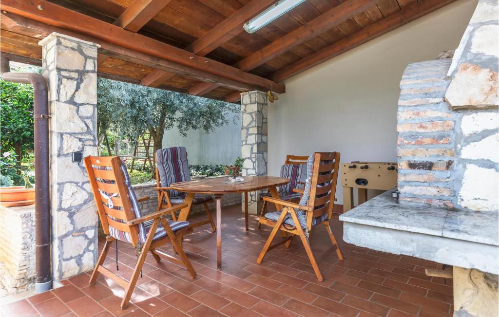 patio in mattoni con tavolo e sedie in legno di Gorgeous Apartment In Pula With Wifi a Pola (Pula)