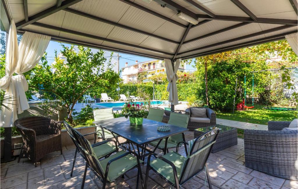 Vonkajšia záhrada v ubytovaní Apartment Kastel Stari 19