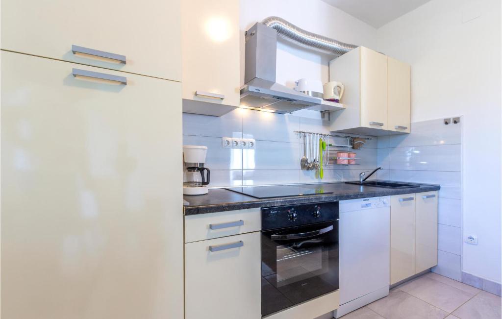 Kuchyňa alebo kuchynka v ubytovaní Apartment Kastel Stari 19