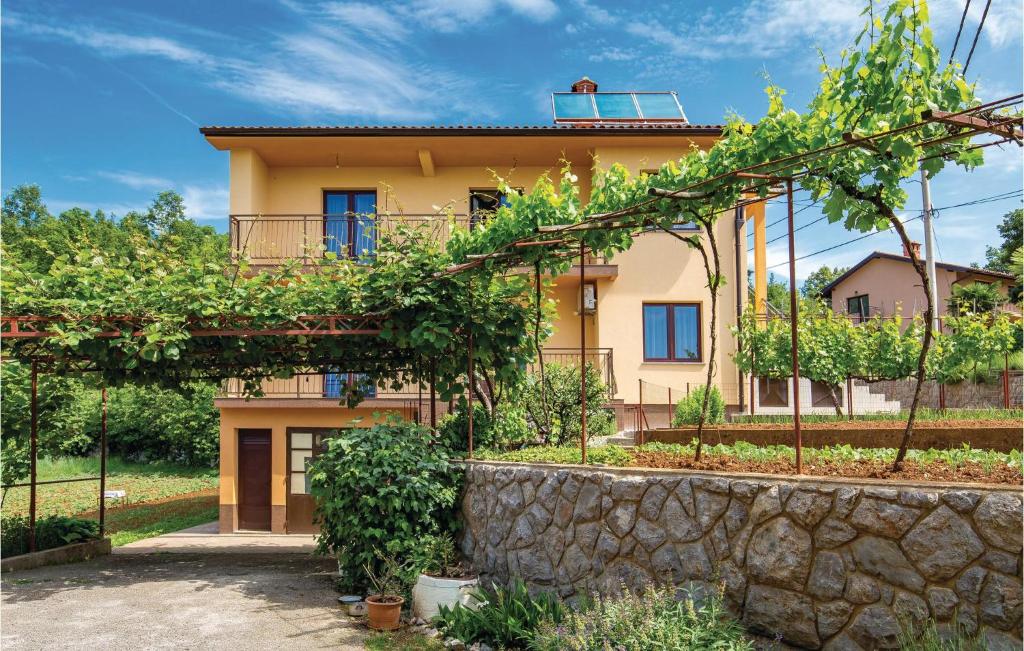 Villa con viñedos frente a una casa en Amazing Apartment In Veprinac With Kitchen, en Veprinac