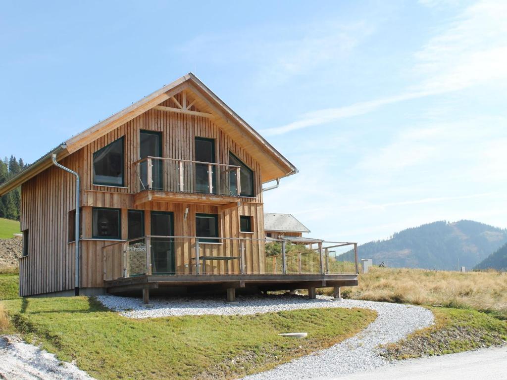 ホーエンタウアーンにあるChalet in Hohentauern near ski area with saunaの小道のある丘の上の木造家屋
