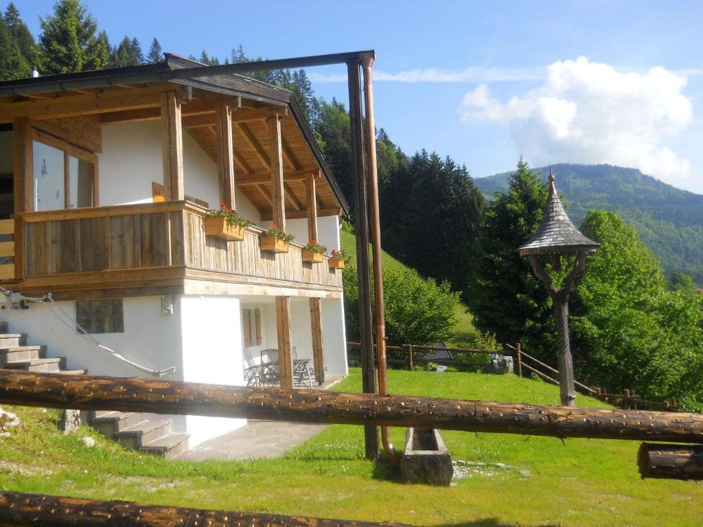 budynek z balkonem na szczycie wzgórza w obiekcie Chalet in Kufstein near Ski School w mieście Niederndorferberg