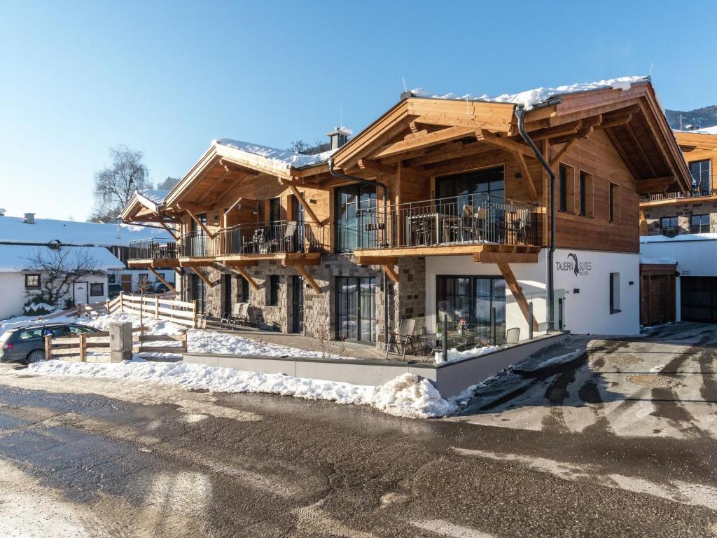 ピーゼンドルフにあるPenthouse with sauna in Piesendorf Salzburgerlandの雪中建設中の家