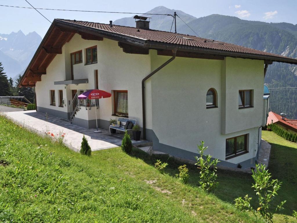 KaunerbergにあるExquisite Apartment in Kaunerberg Tyrol in the Mountainsの緑の丘の上の小屋