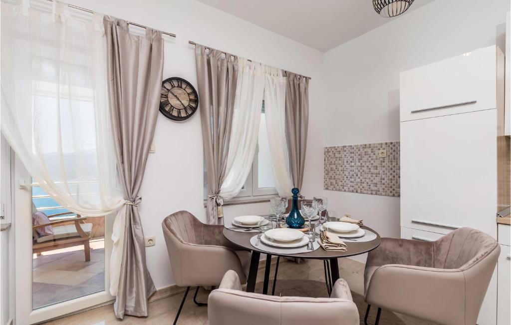 Posedenie v ubytovaní 2 Bedroom Amazing Apartment In Rijeka