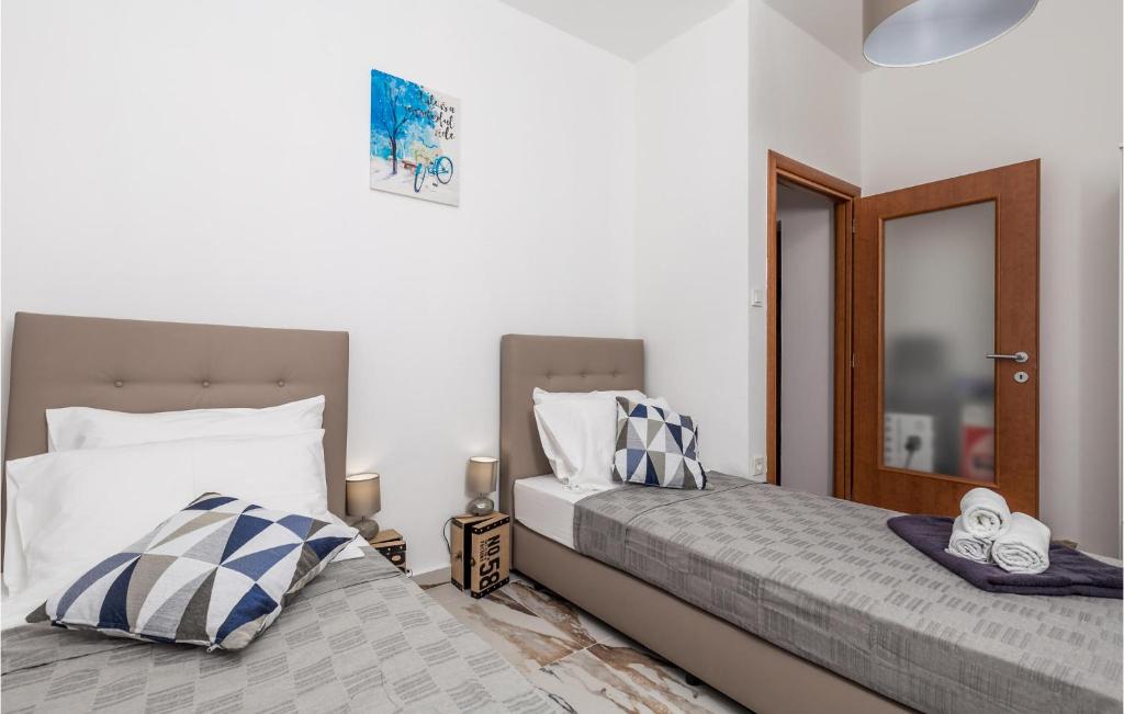 Posteľ alebo postele v izbe v ubytovaní 2 Bedroom Amazing Apartment In Rijeka
